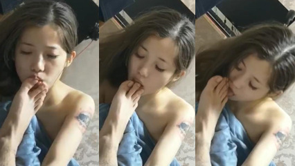 成功将纹身女神调教成为舔脚母狗 舔的真是酥爽 成功将纹身女神调教成为舔脚母狗 舔的真是酥爽