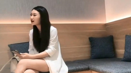 【探花精选】漂亮大奶美女,被扛着大腿操的呻吟不停,爽的嘴都弯了