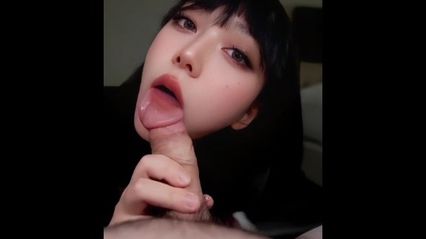 别轻易就被我口交口射了，深喉跪舔鸡巴时候还亲切问候男友能不能忍住，这温柔暴击谁能顶住啊 ？ - 18j.tv