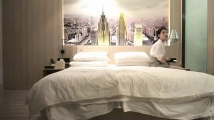 小宝寻花 - 约了个高颜值白领少妇，着急的赶时间要走而让小宝无套抽插骚逼，太舒服了差点内射！ - 18j.tv