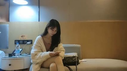 极品探花 小哥哥上场约啪高颜值性感妹子，沙发上调情后马上暴力抽插开操 妹子被草到呻吟不止 - 18j.tv